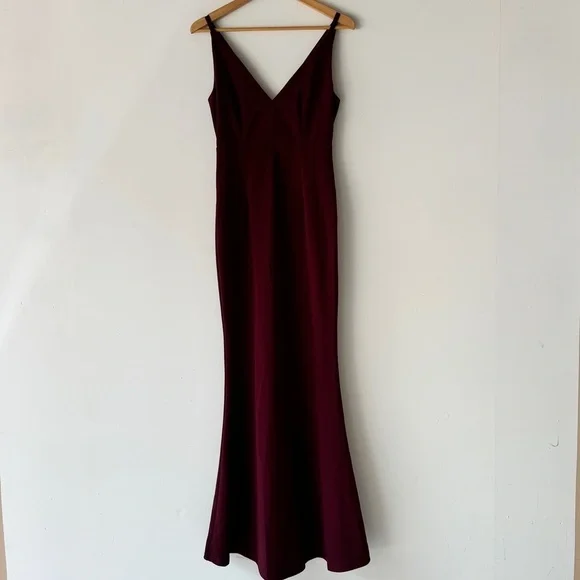 Lulu's - Melora V Front and Back Sleeveless Gown in Maroon - Picture 2 of 6